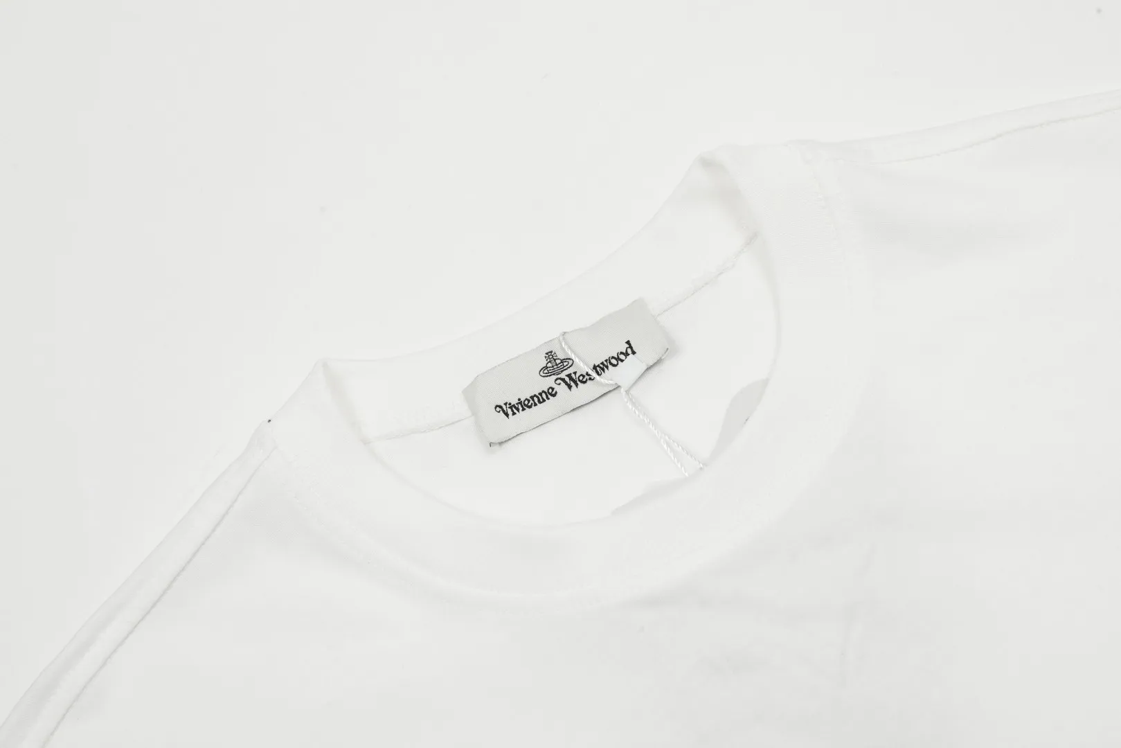 VIVI69#vivienne west wood Queen Mother West Vivienne Saturn small label short sleeves Based on the classic style, white with gray Saturn Size: XS-L Color: black white